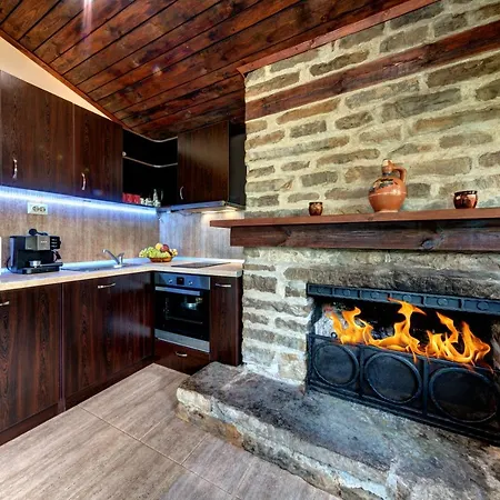 House Maya Pensiune Treavna