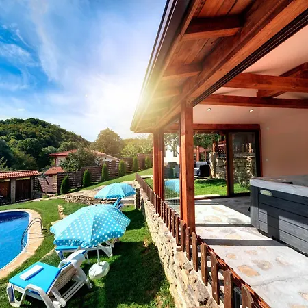 House Maya Pensiune Treavna